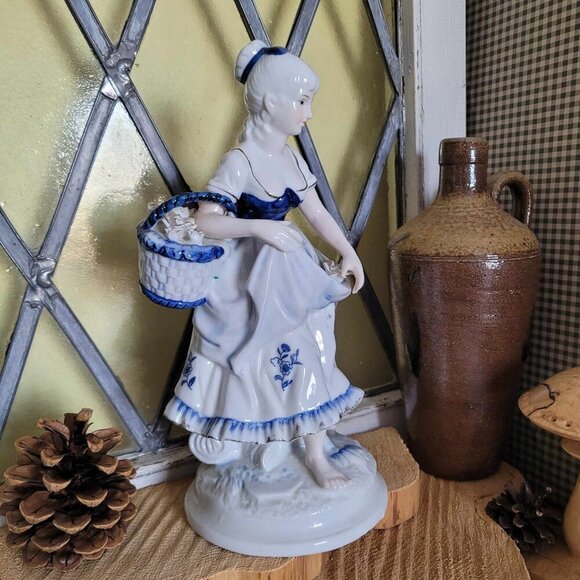 Vintage Porcelain Figurine - Delft Blue Style - Romantic Victorian Young Woman - Picture 3 of 16